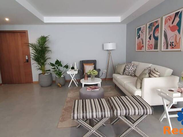 Departamento en venta, de 3 dormitorios, edificio en Cazhapata