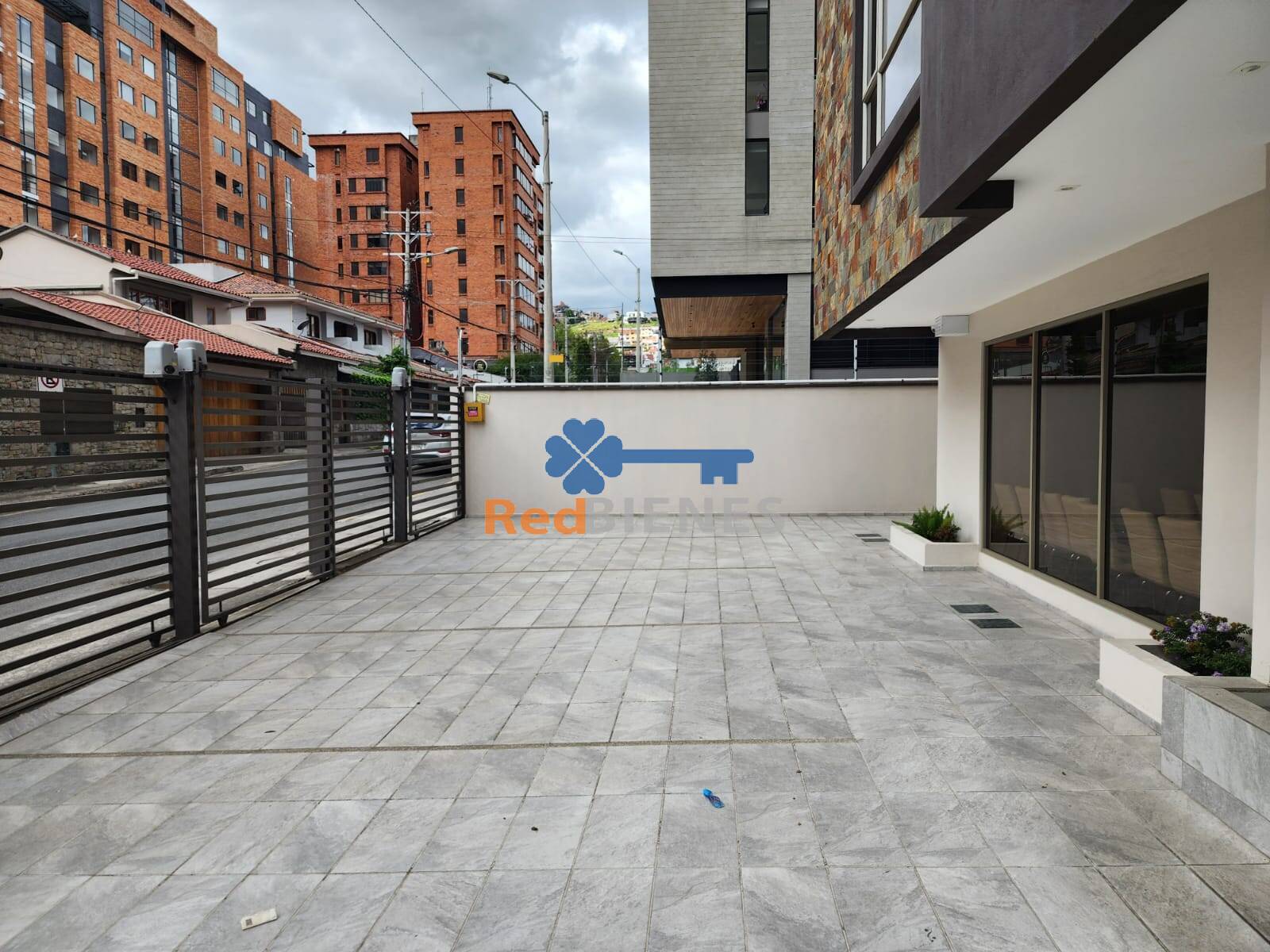 Departamento en venta con amplio patio planta baja sector Ordoñez Lasso