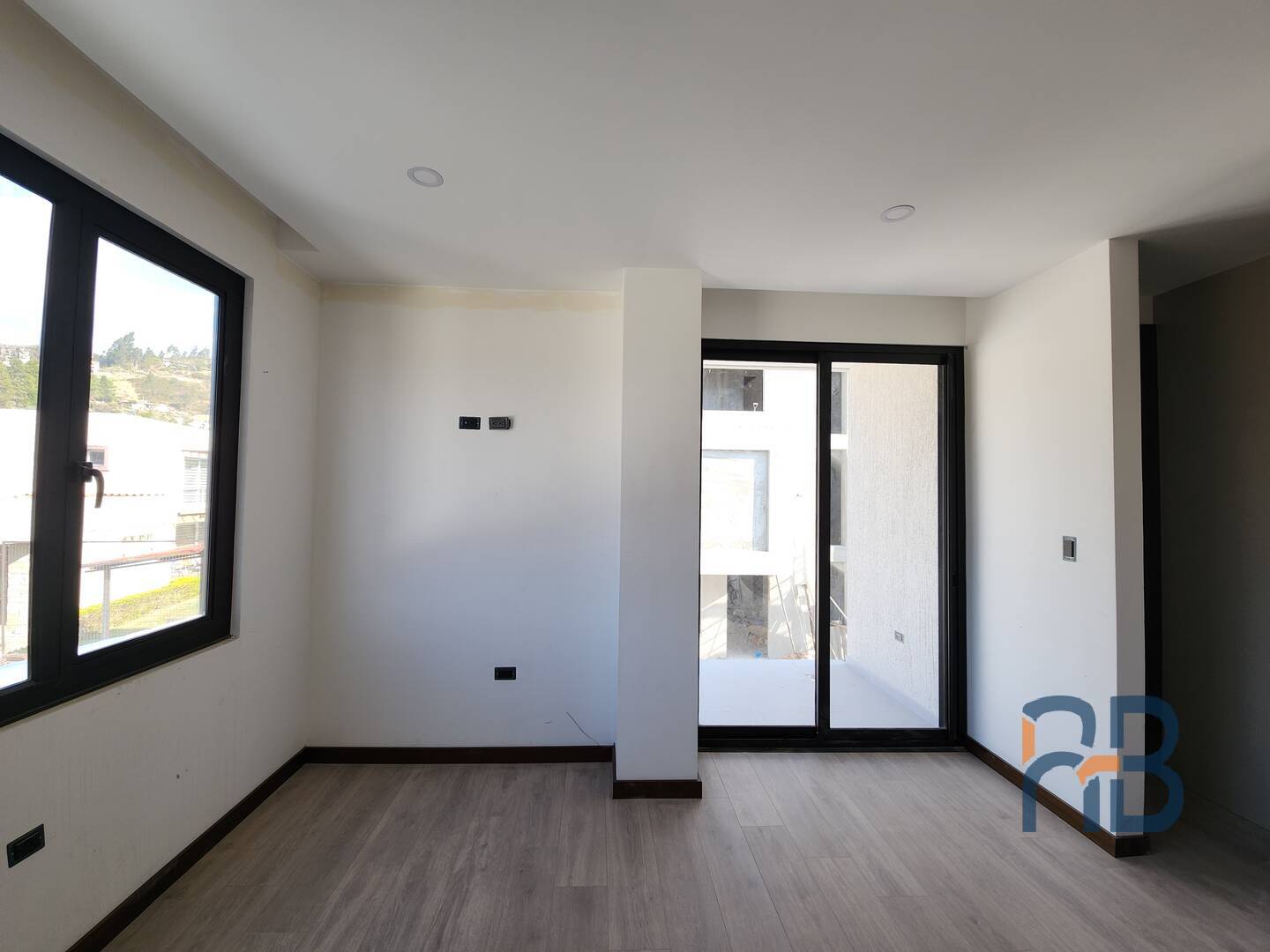 En Challuabamba casa esquinera en venta dentro de condominio