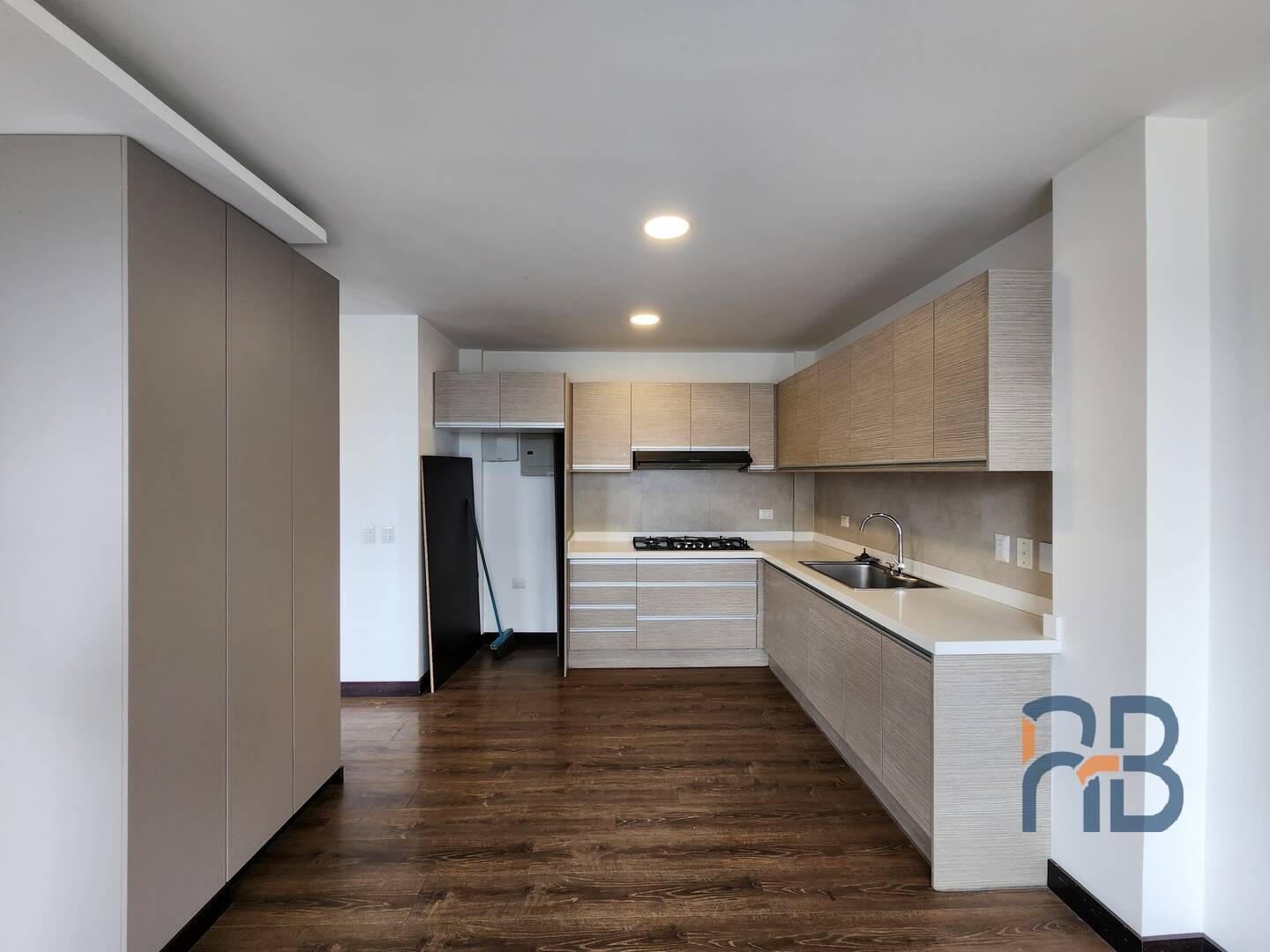 Casa esquinera de 3 pisos con terraza I En condominio