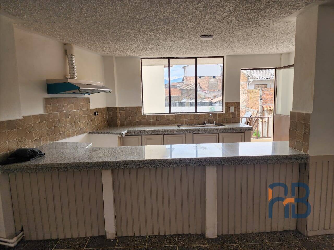 Casa con locales, departamentos y parqueos en el Centro