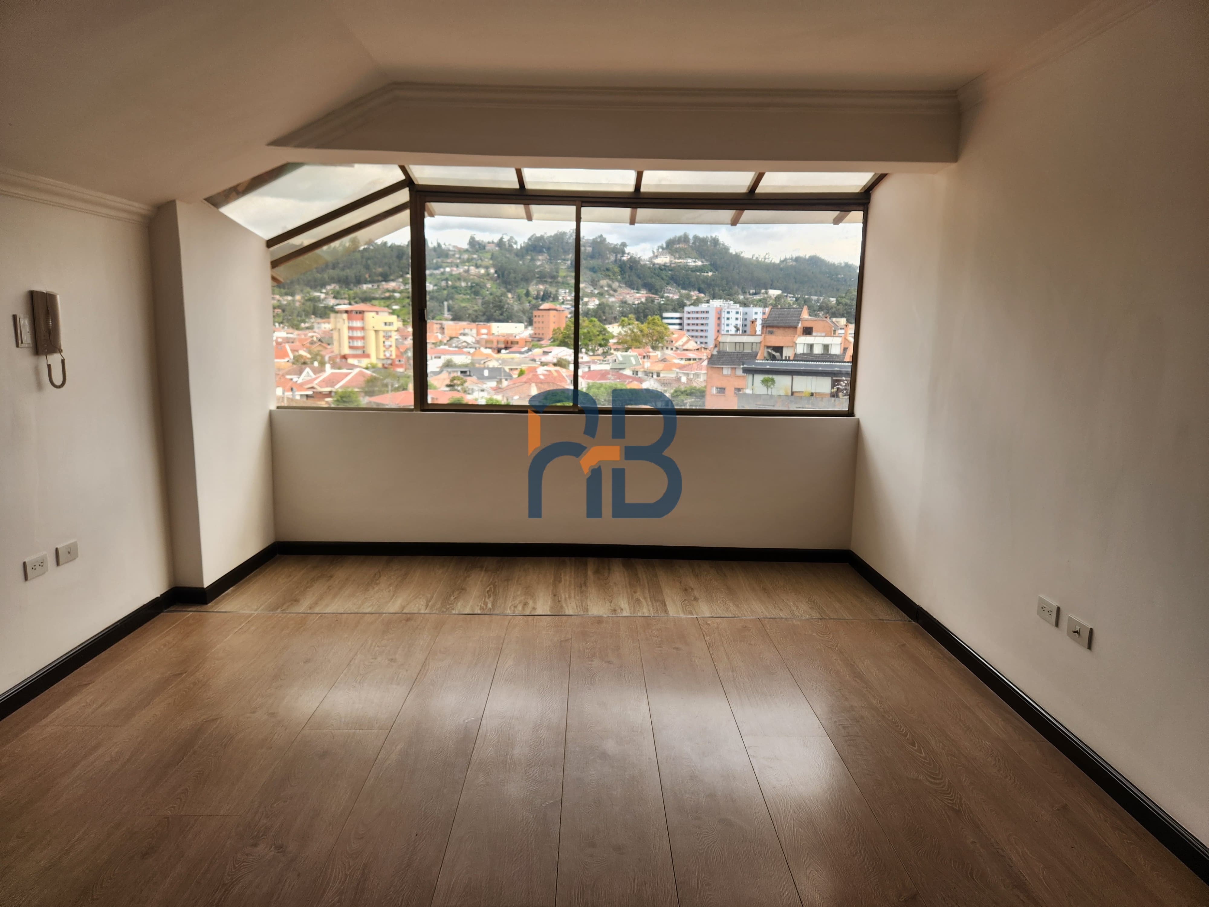 Departamento en arriendo tiene 3 dormitorios sector Paucarbamba